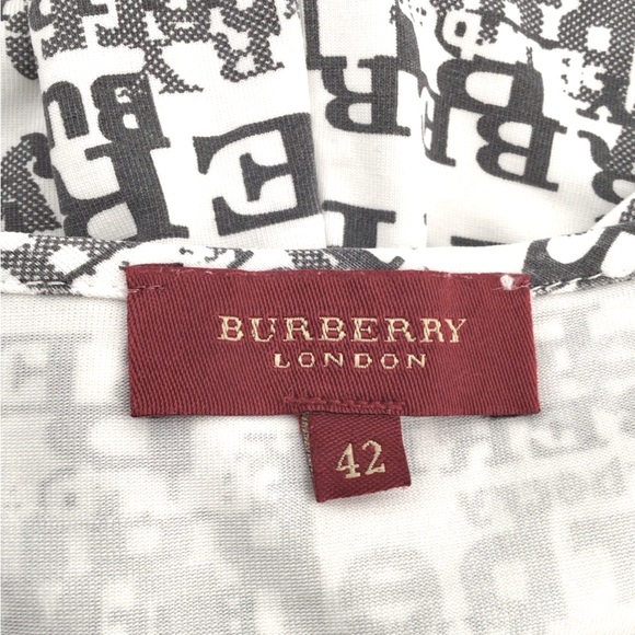 BURBERRY T-Shirt White with Burberry Print All-Over Women Small.
Rare edition - Picture 4 of 6